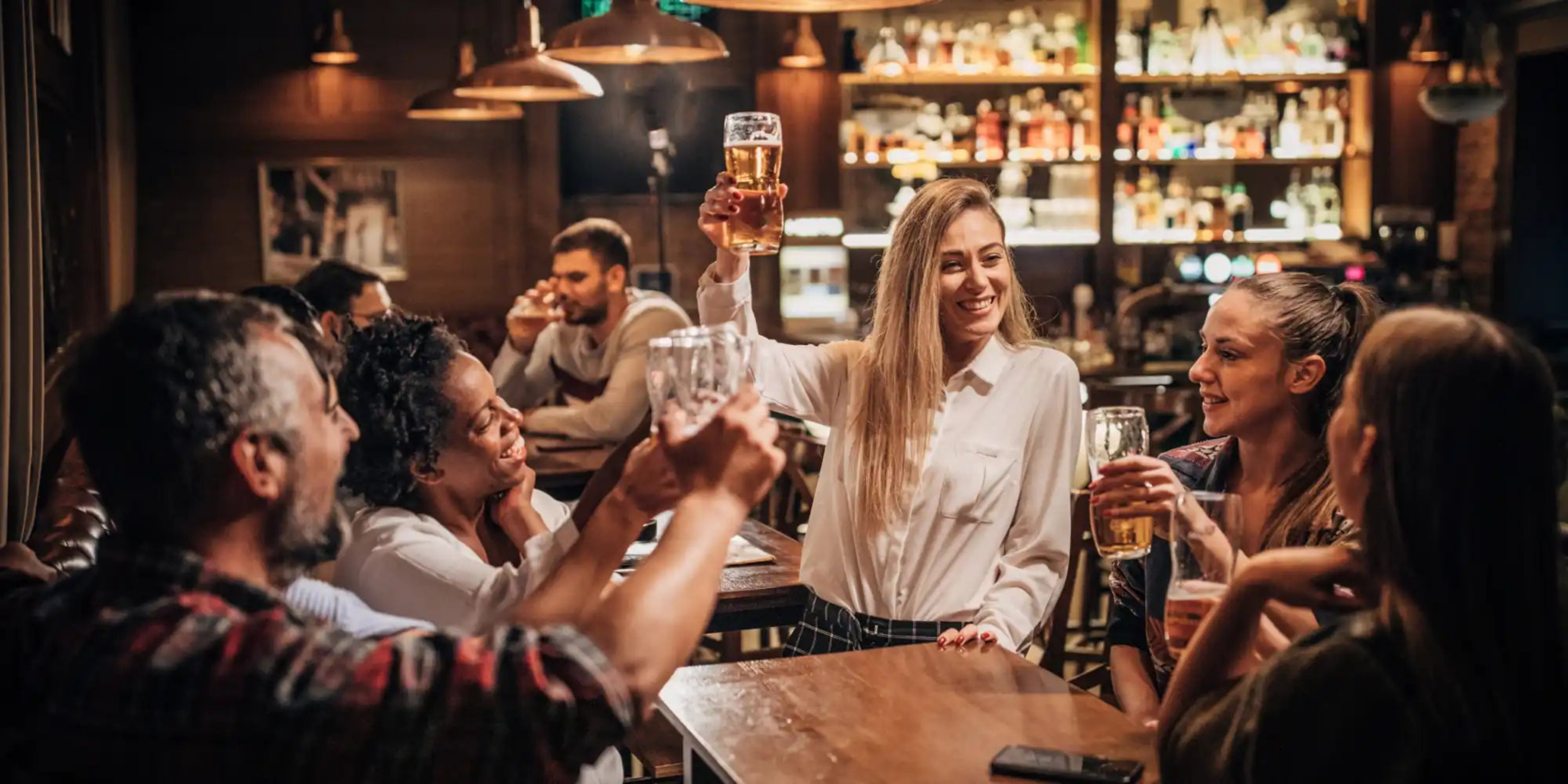 Mensen drinken drankjes tijdens het spelen van een pubgolf van De Pubgolf Koning